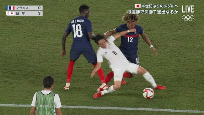 サッカー フランス代表の黒人選手がまたやらかす 日本戦でのファールが悪質すぎて炎上 オレ的ゲーム速報 刃