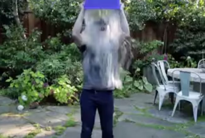 難病へのチャリティを目的に頭から氷水を被る活動が全世界で広がる 水を被りたいだけだろ 普通に募金しろ などの批判があがる オレ的ゲーム速報 刃 難病へのチャリティを目的に頭から氷水を被る活動が全世界で広がる 水を被りたいだけだろ 普通に募金しろ などの批判があがる オレ的ゲーム速報 刃