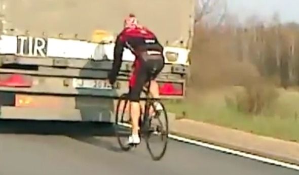 トラックが自転車に幅寄せし接触 交通トラブル