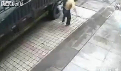 微グロ注意 車のタイヤを千枚通しでパンクさせた男 破裂した勢いで素っ裸になり腕から出血 オレ的ゲーム速報 刃