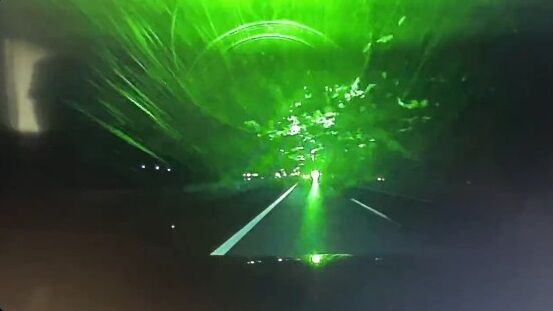 あぶねぇ 高速道路で対向車にレーザーポインターを照射するヤバいトラック現る オレ的ゲーム速報 刃 あぶねぇ 高速道路で対向車にレーザーポインターを照射するヤバいトラック現る オレ的ゲーム速報 刃