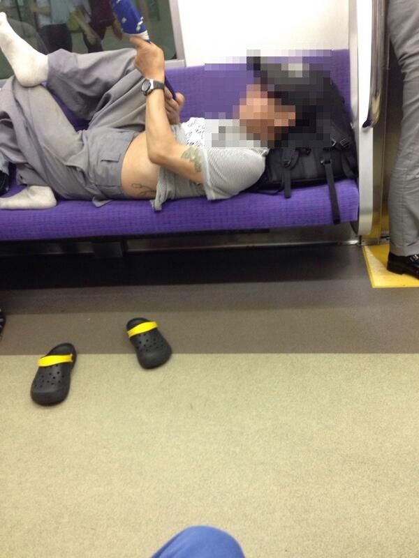酷 電車内でナンパ 注意された後に傘を振り回し出した老人がヤバすぎる オレ的ゲーム速報 刃 酷 電車内でナンパ 注意された後に傘を振り回し出した老人がヤバすぎる オレ的ゲーム速報 刃