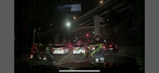 動画あり 車道を走るチャリカスがクラクションを鳴らされて逆上 車を自転車で殴り運転手にまで暴行する様子が撮影される オレ的ゲーム速報 刃 動画あり 車道を走るチャリカスがクラクションを鳴らされて逆上 車を自転車で殴り運転手にまで暴行する様子が撮影される オレ的ゲーム速報 刃