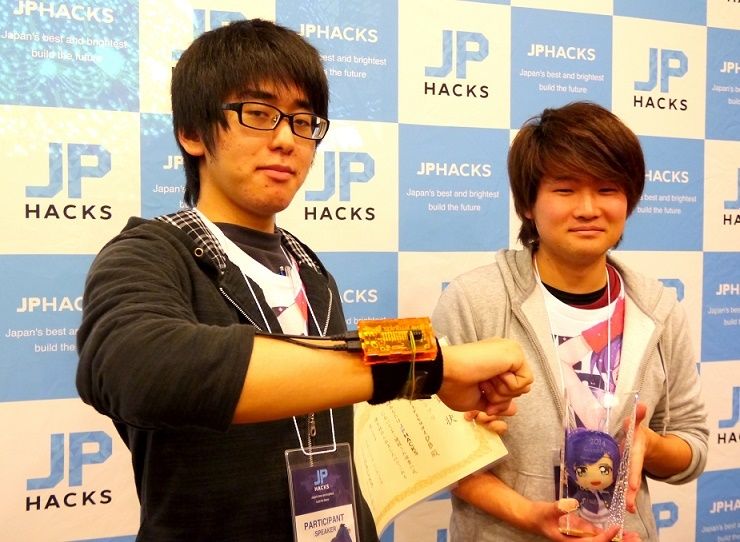 会津大学のラブライバー学生が発明した「スピリチュアル握手」という装置がTVで紹介！ 服装も思いっきり「のんたん