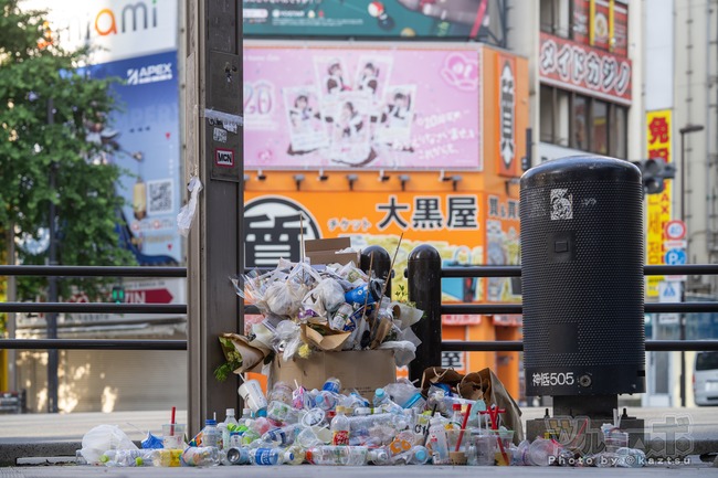 秋葉原 秋葉原通り魔事件 追悼 献花 ゴミ捨て場に関連した画像-05