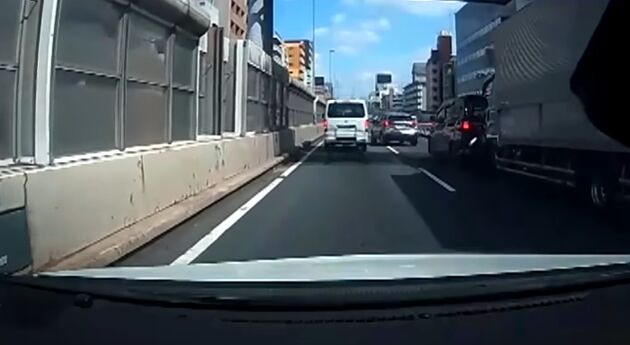 高速道路 車線変更 玉突き事故 追突 ブチギレ 女性に関連した画像-01