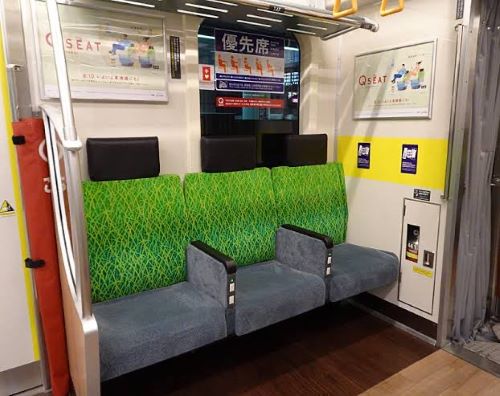 電車 新幹線 座席 スペース はみ出す 迷惑 男性 女性 隣に座る 炎上に関連した画像-02