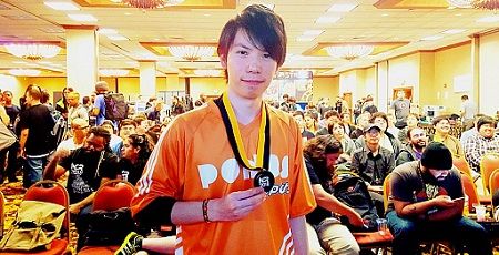プロゲーマーさん 成田空港で地面に座りモニターを広げて格ゲーをやりだしてしまい炎上 オレ的ゲーム速報 刃 プロゲーマーさん 成田空港で地面に座りモニターを広げて格ゲーをやりだしてしまい炎上 オレ的ゲーム速報 刃