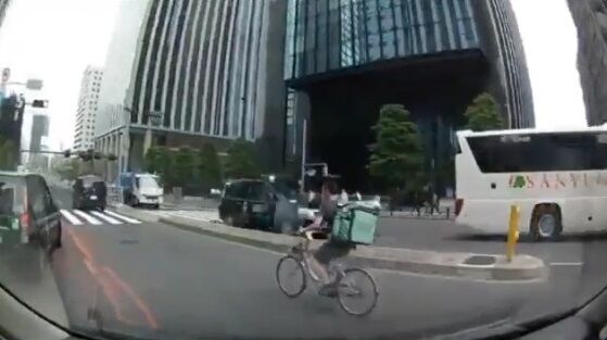 超迷惑】【動画】ウーバーイーツ配達員、自転車で右車線を爆走&信号