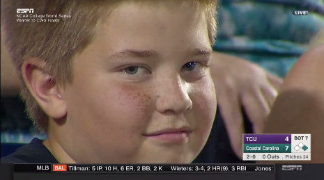 野球の試合中 カメラ目線になりすぎてる少年が世界で話題に こっち見過ぎｗｗｗｗｗｗｗｗｗ オレ的ゲーム速報 刃