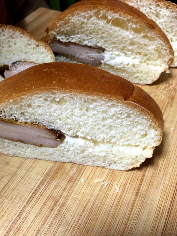 セブンイレブンの はみでたタンドリーチキン風バーガー が詐欺すぎると話題に 確かにはみ出てるけどさ いや嘘はついてない オレ的ゲーム速報 刃