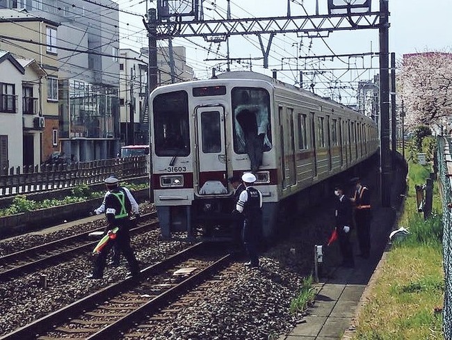 衝撃画像注意】駅で男が飛び込み、電車の運転席の窓ガラスに突き刺さる 