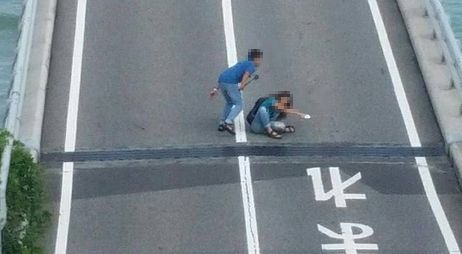 大迷惑 インスタ映えを狙う人達 道路のど真ん中に座り込んで堂々と写真撮影 交通事故起こされかけてドライバー困惑 オレ的ゲーム速報 刃