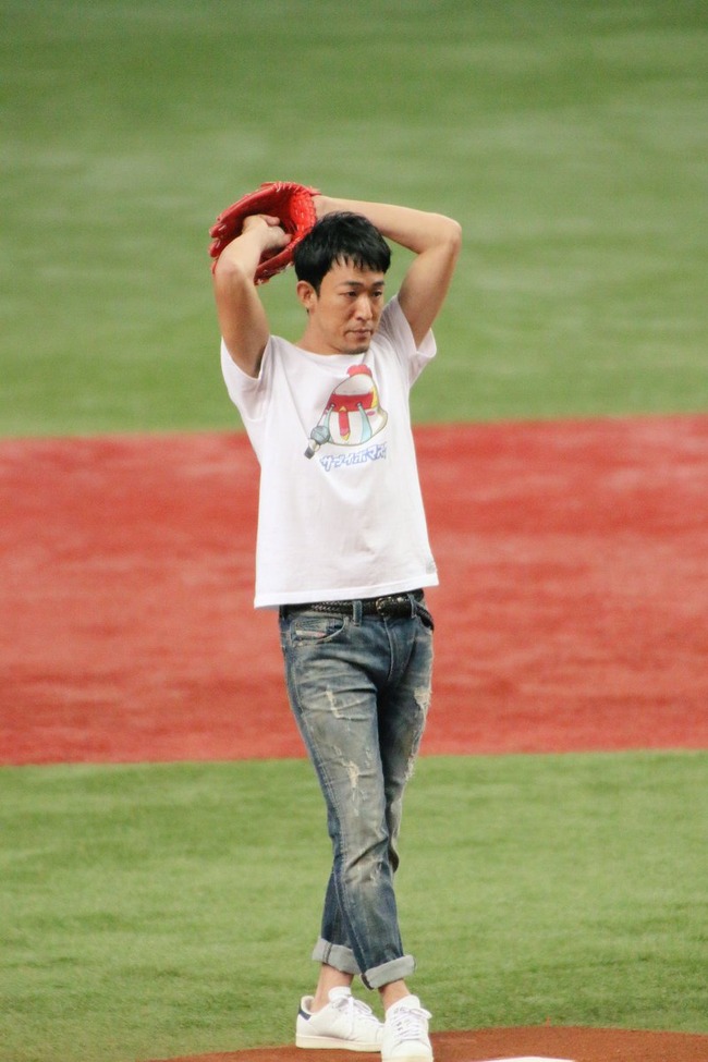 目が死んでる ファンキー加藤さん 不倫が発覚したその日に始球式に登場して大観衆から失笑とヤジの嵐 いいぞ ヤリ ンー オレ的ゲーム速報 刃 目が死んでる ファンキー加藤さん 不倫が発覚したその日に始球式に登場して大観衆から失笑とヤジの嵐 いいぞ ヤリ ンー オレ的ゲーム速報 刃