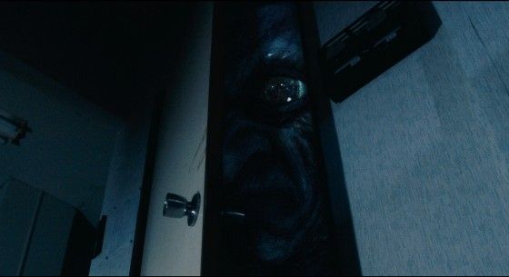 閲覧注意 怖すぎ 実写映画 青鬼で 青鬼 が人を食らう場面写真が公開 ﾟdﾟ オレ的ゲーム速報 刃