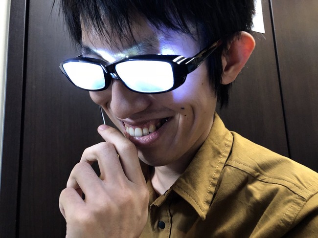 アニメでよくある メガネキャラのメガネがキラーンと光るシーン を実際に再現できるメガネを作成した猛者現るwwwwwww オレ的ゲーム速報 刃 アニメでよくある メガネキャラのメガネがキラーンと光るシーン を実際に再現できるメガネを作成した猛者現るwwwwwww オレ的ゲーム速報 刃