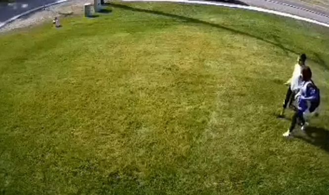 私有地　芝生　横切る　スプリンクラー　制裁に関連した画像-01