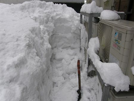 雪国じゃない人たちへ警告 エアコンの室外機の周りを除雪しないと取り返しのつかないことになるぞ オレ的ゲーム速報 刃 雪国じゃない人たちへ警告 エアコンの室外機の周りを除雪しないと取り返しのつかないことになるぞ オレ的ゲーム速報 刃