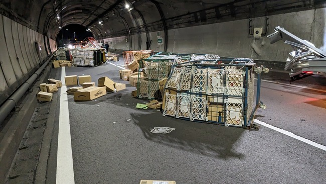 Amazon ブラックフライデー 荷物 トラック 事故 名古屋方面 配達員 ドライバー 保険 セール 箱 散乱 運送会社 過労 多忙に関連した画像-05