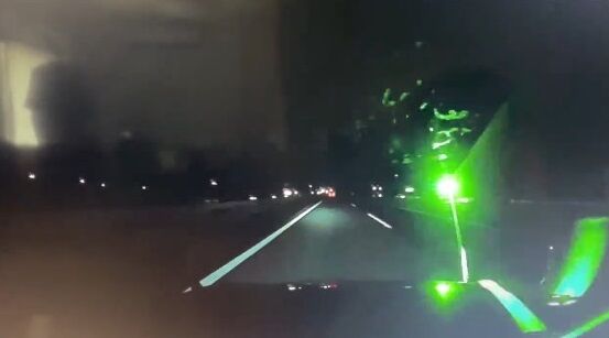 あぶねぇ 高速道路で対向車にレーザーポインターを照射するヤバいトラック現る オレ的ゲーム速報 刃 あぶねぇ 高速道路で対向車にレーザーポインターを照射するヤバいトラック現る オレ的ゲーム速報 刃