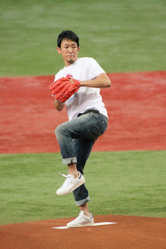 目が死んでる ファンキー加藤さん 不倫が発覚したその日に始球式に登場して大観衆から失笑とヤジの嵐 いいぞ ヤリ ンー オレ的ゲーム速報 刃 目が死んでる ファンキー加藤さん 不倫が発覚したその日に始球式に登場して大観衆から失笑とヤジの嵐 いいぞ ヤリ ンー オレ的ゲーム速報 刃