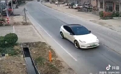 中国 テスラ 事故 衝撃 恐怖 原因不明に関連した画像-01