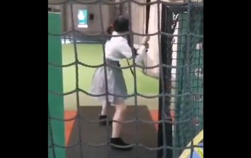 彼氏 彼女 バッティングフォーム 引いた バッティングセンターに関連した画像-01