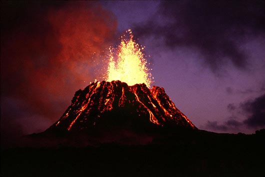 ずっと続いているハワイの火山噴火 マグマが超高速で流れる姿がヤバ過ぎる オレ的ゲーム速報 刃