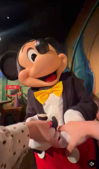 ディズニー　ミッキー　女性　32連勤終わった　伝える　硬直　リアクションに関連した画像-02