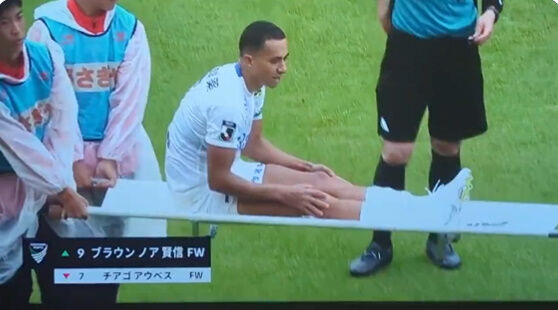 サッカー 選手 怪我 担架 イエローカード ルール 審判 チアゴタクシーに関連した画像-05