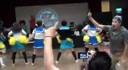 ステージで女性が らき すたop を踊る Mc 踊りたい人は一緒に踊ってください オタクが乱入した結果 やばいことにｗｗｗｗｗｗｗｗ オレ的ゲーム速報 刃