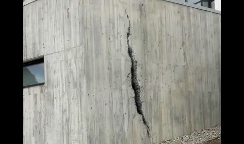 スペイン 病院 壁 ひび割れ アート 群衆 ソーシャル・ディスタンシングに関連した画像-01