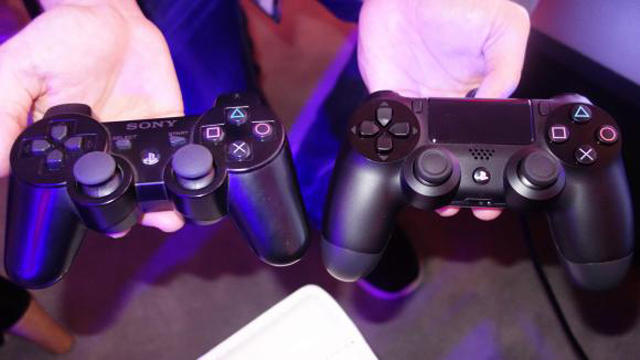 Xbox One と Ps4 のコントローラーサイズ比較画像まとめ Ps4でかくね オレ的ゲーム速報 刃 Xbox One と Ps4 のコントローラーサイズ比較画像まとめ Ps4でかくね オレ的ゲーム速報 刃