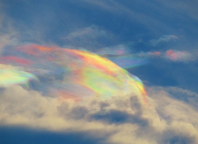 沖縄県で激写された 彩雲 が幻想的すぎてヤバイ しかし 地震の前兆では と心配する声も オレ的ゲーム速報 刃 沖縄県で激写された 彩雲 が幻想的すぎてヤバイ しかし 地震の前兆では と心配する声も オレ的ゲーム速報 刃