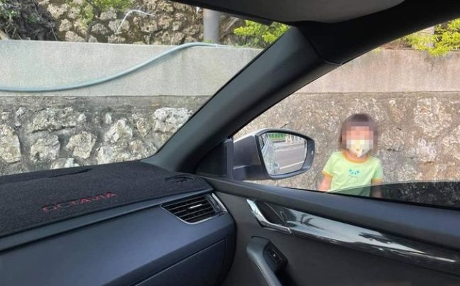 母　運転　車　駐車　娘　ぶつかる　衝突に関連した画像-01