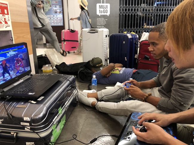 プロゲーマーさん 成田空港で地面に座りモニターを広げて格ゲーをやりだしてしまい炎上 オレ的ゲーム速報 刃 プロゲーマーさん 成田空港で地面に座りモニターを広げて格ゲーをやりだしてしまい炎上 オレ的ゲーム速報 刃