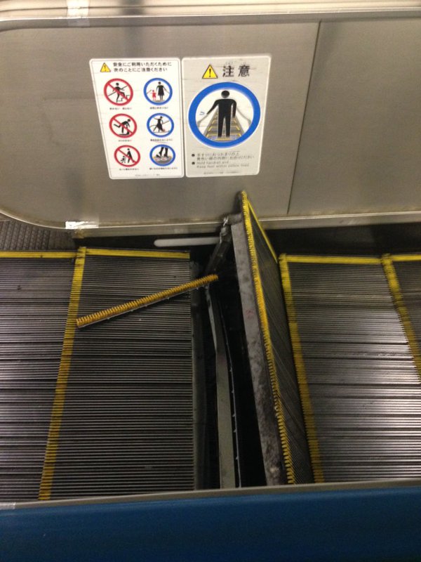 遂に日本でも 人喰いエスカレーター が出現 危うく巻き込まれそうになった人が撮影した現場写真が恐ろしい オレ的ゲーム速報 刃