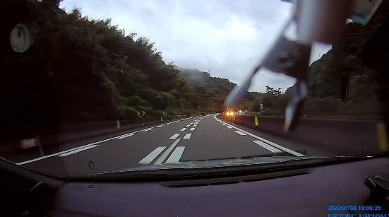 九州自動車道 高速道路 タイヤ バースト 男性 道路 回収に関連した画像-01