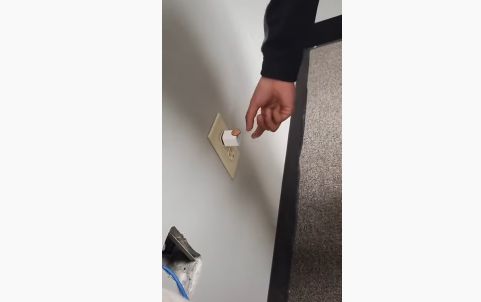 ユーチューバー コンセント コイン 入れる コインチャレンジ 炎 放電 発生 真っ青 動画 危険に関連した画像-01