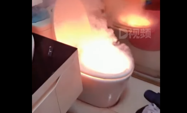 中国　便器　トイレ　炎　火事　火災　白い煙　スマートトイレに関連した画像-01
