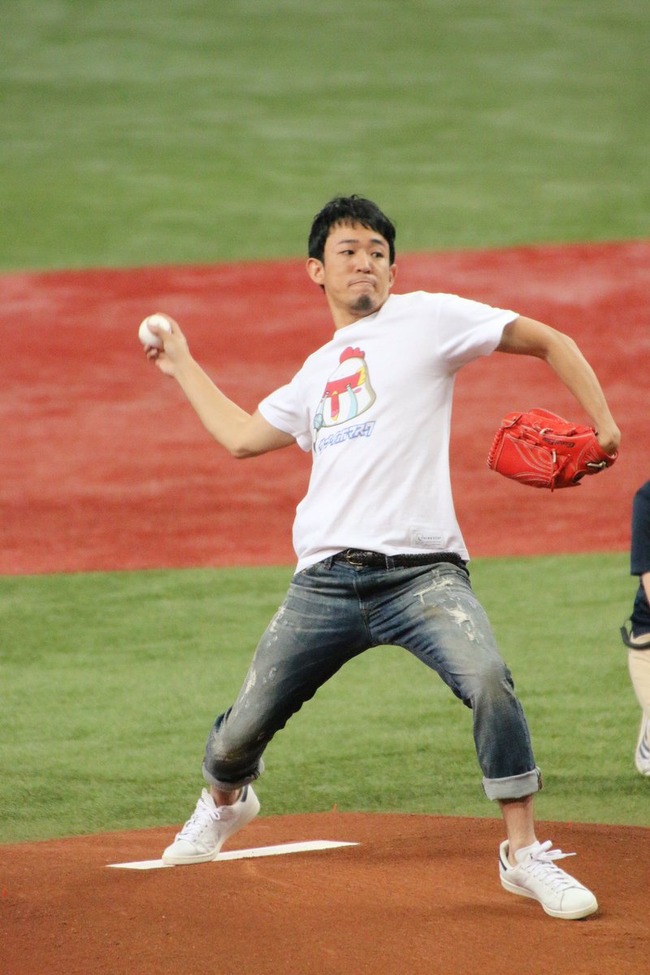 目が死んでる ファンキー加藤さん 不倫が発覚したその日に始球式に登場して大観衆から失笑とヤジの嵐 いいぞ ヤリ ンー オレ的ゲーム速報 刃 目が死んでる ファンキー加藤さん 不倫が発覚したその日に始球式に登場して大観衆から失笑とヤジの嵐 いいぞ ヤリ ンー オレ的ゲーム速報 刃