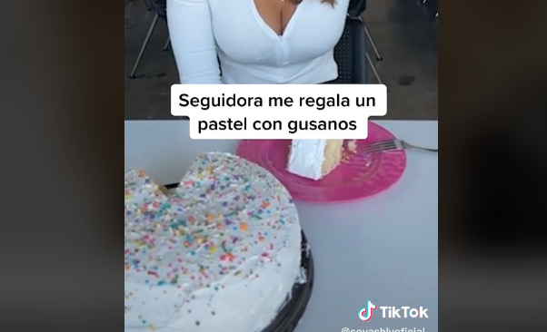 人気　TikTok　女子　ファン　ケーキ　プレゼント　中　ウジ虫　号泣に関連した画像-01