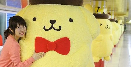 ポムポムプリン 巨大ぬいぐるみ 新宿駅 串刺しに関連した画像-01