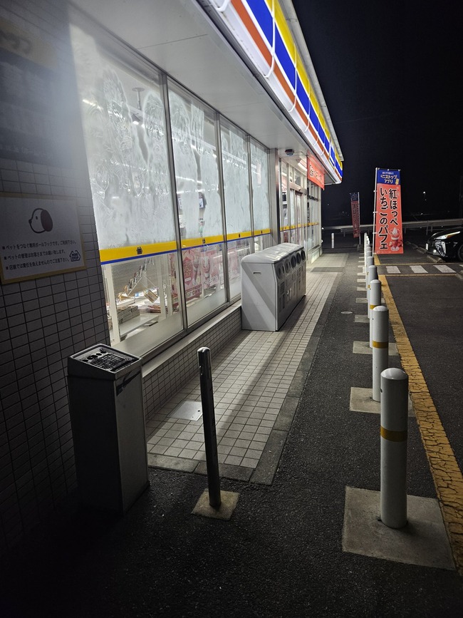 コンビニ 窓ガラス 絵 イラスト クオリティ 神 絵師 曇りに関連した画像-02