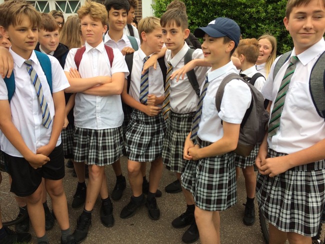 イギリス　半ズボン　短パン　禁止　校則　男の娘　スカート　男子中学生　抗議に関連した画像-05