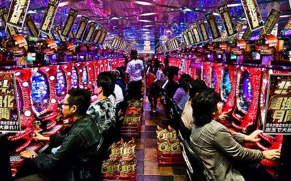 若者 パチンコ店 おっさん ソシャゲ ギャンブルに関連した画像-01