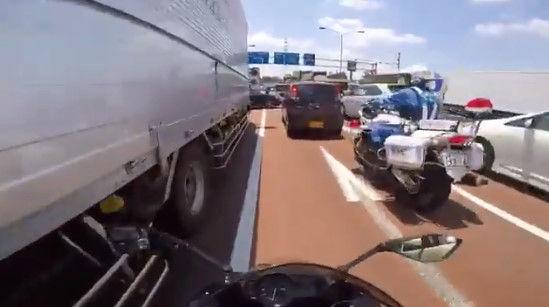 バイクで車をすり抜けながら走ってたら白バイに遭遇して睨まれたwwww 炎上 車にとって迷惑だからやめろ 警察仕事しろ 別に問題ないだろ オレ的ゲーム速報 刃 バイクで車をすり抜けながら走ってたら白バイに遭遇して睨まれたwwww 炎上 車にとって迷惑だからやめろ 警察仕事しろ 別に問題ないだろ オレ的ゲーム速報 刃