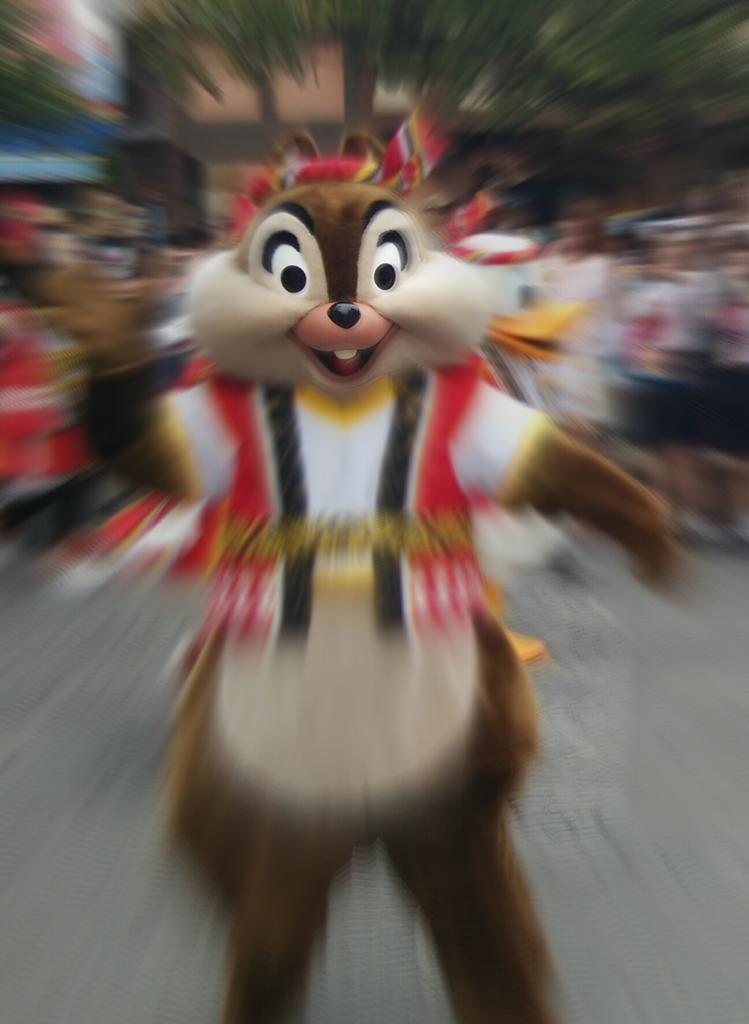 ディズニーの写真で 後ろの人の顔を隠すのが面倒で適当に加工した結果とんでもないことにwwwwwwww オレ的ゲーム速報 刃 ディズニーの写真で 後ろの人の顔を隠すのが面倒で適当に加工した結果とんでもないことにwwwwwwww オレ的ゲーム速報 刃