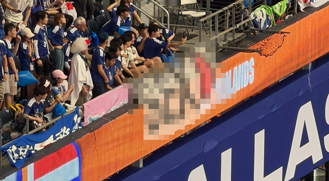 【W杯2026】日本代表サポーターが掲げた横断幕、見る角度によっては完全にアウトだと話題にｗｗｗｗｗｗｗのサムネイル