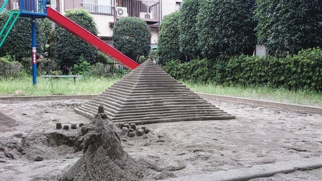 ツイッター 砂場 遊び場 子供 ピラミッドに関連した画像-04